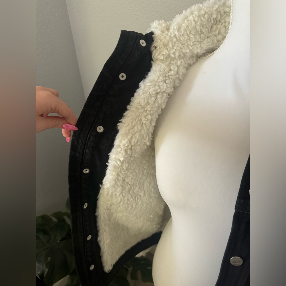 Black Levi’s Sherpa Denim Jacket - Picture 5 of 6